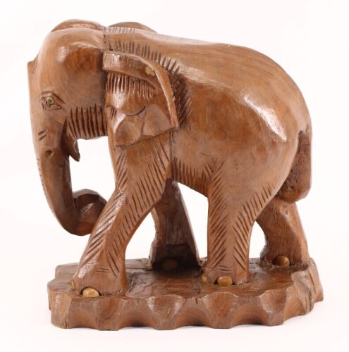 Lote 159 - ELEFANTE EM MADEIRA - Escultura em madeira representando figura de elefante. Dim: 24x23x11 cm