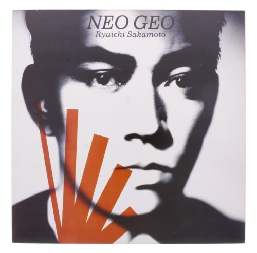 Lote 2 - RYUICHI SAKAMOTO - "NEO GEO" - Disco de vinil, LP de 33 rpm, de 1987, editora CBS, capa em bom estado e disco sem sinais de uso. Inclui encarte de origem. Editado na Alemanha