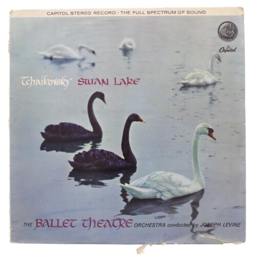 Lote 16 - TCHAIKOVSKY - "SWAN LAKE" - Disco de vinil, LP de 33 rpm, de 1957, editora Capitol, capa (rasgada) e disco com sinais de armazenamento.