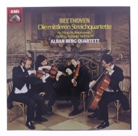 Lote 46 - ALBAN BERG QUARTET - "BEETHOVEN" - Disco triplo de vinil (em caixa), com LP´s de 33 rpm, de 1979, editora EMI. Caixa em bom estado e discos sem sinais de uso. Inclui encarte livro com 12 págs de origem. Fabricado e editado na França