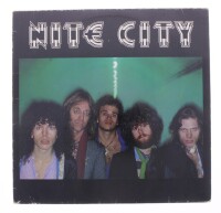 Lote 84 - NITE CITY - "NITE CITY" - Disco de vinil, LP de 33 rpm, de 1977, editora 20 Century. Capa em bom estado (com alguns sinais de armazenamento) e disco sem sinais de uso. Fabricado e editado na Alemanha