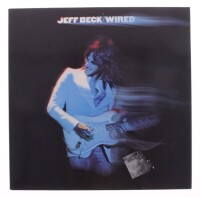 Lote 85 - JEFF BECK - "WIRED-FLASH" - Disco duplo de vinil, LP´s de 33 rpm, de 1976 e 1985, editora Epic. Capa em bom estado com sinais de armazenamento e disco sem sinais de uso. Fabricado e editado na Alemanha