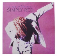 Lote 108 - SIMPLY RED - "A NEW FLAME" - Disco de vinil, LP de 33 rpm, de 1989, editora Elektra. Capa em bom estado e discs sem sinais de uso. Inclui encarte original.Fabricado e editado na Alemanha