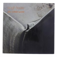 Lote 140 - JOHN SCOFIELD QUARTET - "ROUGH HOUSE" - Disco de vinil, LP de 33 rpm, de 1977, editora Enja Records. Capa em bom estado (com alguns sinais de armazenamento) e disco sem sinais de uso. Fabricado e editado na Alemanha