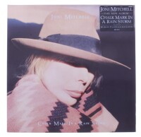 Lote 162 - JONI MITCHEL - "CHALK MARK IN A RAIN STORM" - Disco de vinil, LP de 33 rpm, de 1988, editora Geffen Records, capa em bom estado e disco sem sinais de uso. Editado na USA