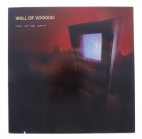 Lote 177 - WALL OF VOODOO - "CALL OF THE WEST " - Disco de vinil, LP de 33 rpm, de 1982, editora I.R.S.. Capa em bom estado (com um ligeiro corte) e disco sem sinais de uso. Inclui encarte original. Fabricado e editado nos Estados Unidos da América