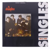 Lote 192 - THE STRANGLERS - "THE SINGLES (THE UA YEARS)" - Disco duplo de vinil, LP´s de 33 rpm, de 1989, editora EMI. Capa em bom estado (com sinais de armazenamento) e discos sem sinais de uso. Fabricado e editado na EEC