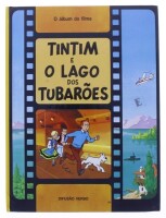 Lote 30 - AS AVENTURAS DE TINITIM, HERGÉ - Livro de banda desenhada de capa dura, com os títulos "Tintim e o lago dos tubarões, o álbum do filme", edição Difusão Verbo. Nota: com sinais de uso e armazenamento