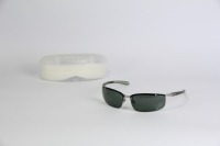 Lote 32 - Óculos de sol Valmassoi K-061 C.2 novos, retangulares de lentes verde escuras com uma proteção UV 400, uma estrutura de metal numa pintura prateada, com hastes feitas de plástico verde escuro transparente. A marca de óculos Giorgio Valmassoi é c