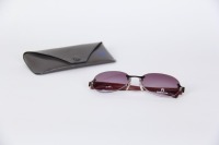 Lote 36 - Óculos de sol Rodenstock R1214 S2 C 135 novos, retangulares de lentes degradê rosa escuro com uma proteção UV 400, sem estrutua nas lentes e hastes feitas de plástico rosa escuro transparente. A Rodenstock é uma marca alemã de grande prestígio, 