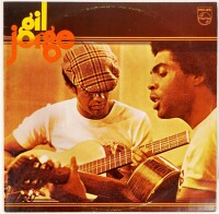 Lote 17 - ÁLBUM GILBERTO GIL JORGE BEN - intitulado gil & jorge, editado pela Philips em 1975, com o código 6349 139. Capa e disco com pequenos sinais de uso