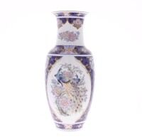 Lote 21 - SATSUMA JAPAN, JARRA EM PORCELANA - Decoração policromada com flores e pavões, marcada na base. Dim: 36 cm (altura)