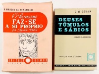 Lote 49 - O HOMEM FAZ-SE A SI PRÓPRIO (O PROGRESSO DA HUMANIDADE DESDE AS SUAS ORIGENS ATÉ AO FIM DO IMPÉRIO ROMANO); DEUSES, TÚMULOS E SÁBIOS. ROMANCE DA ARQUEOLOGIA. 2 OBRAS - V. Gordon Childe; tradução dos Professores Doutores Vitorino Magalhães Godinh