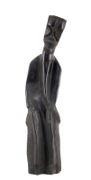 Lote 520 - FIGURA ARTE MACONDE - Escultura em madeira exótica com decoração entalhada representando figura humana estilizada, produzida etnia Maconde (grupo étnico do nordeste de Moçambique) Peça produzida artesanalmente na década de 60. Peça estilo "SHET