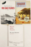 Lote 61 - 1ª EDIÇÃO: NO TEU DESERTO; 1ª EDIÇÃO: RIO DAS FLORES; EQUADOR. 2 OBRAS - Miguel Sousa Tavares, Lisboa, Oficina do Livro, 2009; 2007; 2005. Encadernações editoriais em brochura. Bons exemplares. Miolos em excelente estado de conservação. Nota: as