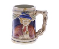 Lote 51 - CANECA, CERÂMICA - Caneca alemã de cerveja com tampa, com motivo policromado de um homem com chapéu e vila em sentido oposto.