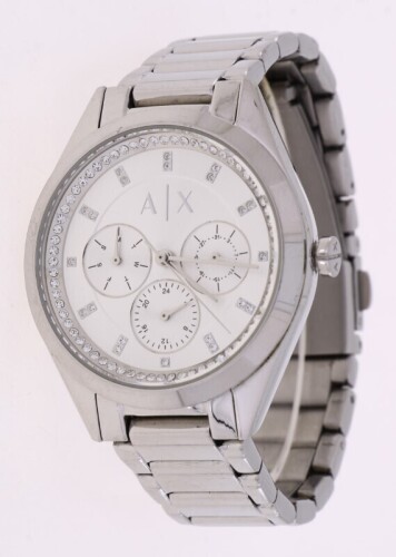 Lote 31 - ARMANI EXCHANGE, RELÓGIO DE PULSO - Modelo AX5654. Caixa em aço com 38 mm e bracelete em aço. Movimento de quartzo. Mostrador com marcadores cravejado com pedraria e quadrantes de data e de 24 horas. Nota: a funcionar, sinais de uso