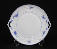 Lote 48 - PRATO DE BOLO EM PORCELANA DE COIMBRA - Decoração floral a azul, marcado na base. Dim: 28 cm (diâmetro)