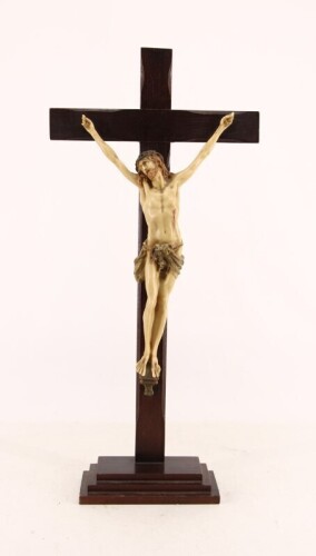 Lote 133 - CRUCIFIXO - Cruz em madeira assente em base relevada, com imagem de Cristo em resina policromada. Dim: 61x28x9 cm (cruz) e 35x20 cm (Cristo)