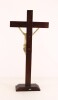 Lote 133 - CRUCIFIXO - Cruz em madeira assente em base relevada, com imagem de Cristo em resina policromada. Dim: 61x28x9 cm (cruz) e 35x20 cm (Cristo) - 4