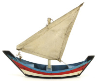 Lote 331 - MODELO DE BARCO DA NAZARÉ - Modelo em madeira policromada com vela em tecido. Dim: 24x30x8 cm