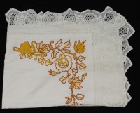 Lote 54 - LENÇOL DE LINHO COM BORDADOS E RENDA DE CROCHET - Lençol em tecido de linho branco bordado com desenho floral e entremeio de renda branca de crochet. Dim: 148x220 cm