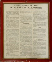 Lote 176 - REGULAMENTO DE PORTEIROS - Câmara Municipal de Lisboa, 1950, impressão do Regulamento de Porteiros, Oficinas Gráficas da CML, edição de 1000 Exemplares. Dim: mancha 37x30 cm. Dim: moldura 41x35 cm