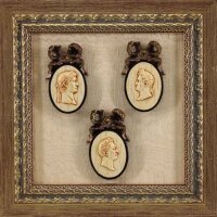 Lote 29 - CAMAFEUS DECORATIVOS - Conjunto de 3 camafeus em marfinite representando Bustos Romanos encimados por laços dourados aplicados em fundo de tecido com moldura em madeira dourada. Dim: 27x27 cm (moldura)