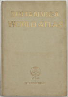 Lote 87 - BRITANNICA WORLD ATLAS, LIVRO - Encyclopaedia Britannica, Inc, 17`68 International, William Benton Publisher, 1968. Encadenação cartonada. Dim: 41x28 cm