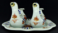 Lote 5 - VISTA ALEGRE, GALHETEIRO - Porcelana marcada na base (1980-1982) e Manufactura, decoração Imari com elementos a ouro, composto por bandeja e duas galhetas em forma de pato. Dim: 16x22 cm (bandeja). Dim: 11x16x6 cm (galhetas). Nota: em bom estado