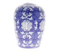 Lote 163 - JARRÃO - Jarrão de formato arredondado bojudo em porcelana oriental, com decoração em tons de azul cantão com motivos florais, vegetalistas e simbologia oriental. Peça com dupla furação (inferior e superior) o que possibilita a criação de base 