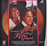 Lote 71 - CUATRO BODAS Y UN FUNERAL - Cartaz autocolante publicitário do filme "Cuatro Bodas y un Funeralp", com Hugh Grant e Andie MacDowel, PolyGram Video. Dim: mancha 58x57 cm