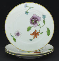 Lote 243 - PRATOS EM PORCELANA INGLESA - Conjunto de 3 pratos em porcelana Royal Worcester com decoração floral policromada e filetes dourados. Dim: 16,5 cm