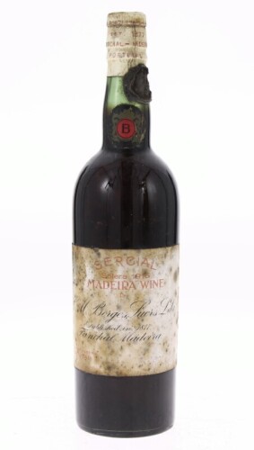 Lote 4 - MADEIRA H.M. BORGES 1915 - Garrafa de Vinho da Madeira, Sercial Solera 1915, H.M. Borges, Funchal, Madeira, (750ml). Nota: garrafa idêntica à venda por € 490. Consultar valor indicativo em https://www.garrafeiranacional.com/1915-madeira-h-m-borge