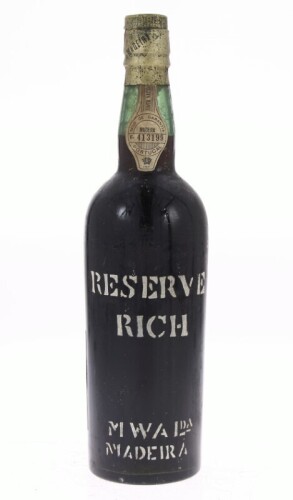 Lote 12 - MADEIRA MWA LDA - Garrafa de Vinho da Madeira, Reseve Rich, Madeira Wine Association Lda, Madeira, (750ml). Nota: garrafa idêntica à venda por € 1.180. Consultar valor indicativo em https://garrafeirantiga.pt/produto/mwa-lda-reserve-rich/