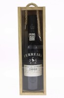 Lote 55 - PORTO FERREIRA LBV 2000 - Garrafa de Vinho do Porto, Late Bottled Vintage 2000, engarrafado em 2004, Sogrape Vinhos, Vila Nova de Gaia, (375ml - 20,5%vol.). Nota: em caixa de madeira original