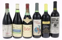 Lote 64 - GARRAFAS DE VINHO TINTO - 6 garrafas de vinho Tinto sendo 1 de Dão Adegas Cooperativas 1985, 1 de Fiuza & Bright 1997 com rótulo do Cavaleiro José Manuel Duarte, 1 de Pelão 2008, 1 de Condenoble, 1 de Cardo Dourado e 1 de Dão Federação, (750ml)