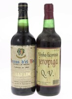 Lote 132 - VINHO LICOROSO - 2 garrafas de Vinho Licoroso sendo 1 garrafa de Jeropiga Q.V., (750ml - 15,5%vol.) e 1 garrafa de Abafado Terras d'El Rei Colheita de 1983, Cooperativa Agrícola de Reguengos de Monsaraz, (750ml - 22%vol.)