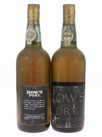 Lote 184 - PORTO DOW´S EXTRA DRY WHITE - 2 garrafas de Vinho do Porto White, Aperitif, Silva Cosens Lda. (750ml aprox). Nota: uma garrafa sem o rótulo principal