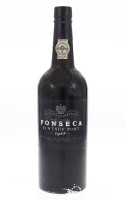 Lote 255 - PORTO FONSECA VINTAGE 1985 – Garrafa de Vinho do Porto. Engarrafado em 1987, (750ml – 20,5%vol). Nota: garrafa idêntica à venda por € 120. Consultar https://www.garrafeiranacional.com/1985-fonseca-vintage-porto.html