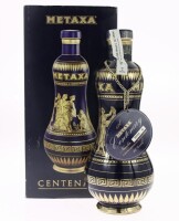 Lote 273 - METAXA CENTENARY - Garrafa em porcelana de Metaxa, Centenary, Metaxa, Pireus, Grécia, (700ml - 40%vol.). Nota: em caixa estojo original. Garrafa idêntica foi vendida em leilão por € 207.87. Consultar valor indicativo em https://whisky.auction/a