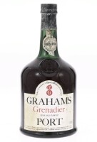 Lote 330 - PORTO GRAHAM'S GRENADIER - Garrafa de Vinho do Porto, Fine Old Tawny Port, W & J Graham & Cº, (750ml). Nota: garrafa idêntica foi vendida por € 120 na Oportunity Leilões. Rótulo algo danificado. Consultar valor indicativo em https://encurtador.