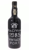 Lote 344 - PORTO REAL COMPANHIA VELHA VINTAGE 1985 - Garrafa de Vinho do Porto ,Vintage 1985, (750ml - 21%vol.). Nota: garrafa idêntica à venda por € 79.95. Consultar valor indicativo em https://www.garrafeiranacional.com/1985-real-companhia-velha-vintage