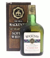 Lote 349 - WHISKY THE REAL MACKENZIE 12 ANOS - Garrafa de Whisky, De Luxe Liquer, Blended Scotch Whisky, 12 years Old, P. Mackenzie & Cº, Escócia, (750 ml aprox.). Nota: garrafa dps anos 1970s, em caixa de cartão original