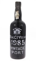 Lote 394 - PORTO REAL COMPANHIA VELHA VINTAGE 1985 - Garrafa de Vinho do Porto ,Vintage 1985, (750ml - 21%vol.). Nota: garrafa idêntica à venda por € 79.95. Consultar valor indicativo em https://www.garrafeiranacional.com/1985-real-companhia-velha-vintage