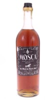 Lote 404 - AGUARDENTE MOSCA - Garrafa de Aguardente Bagaceira Preparada, Moscatel, José Maria da Fonseca, Azeitão, (1000ml - 40%vol.). Nota: garrafa idêntica à venda por € 63.20. Consultar valor indicativo em https://t.ly/PJE9