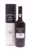 Lote 485 - PORTO FERREIRA DUQUE DE BRAGANÇA 20 ANOS - Garrafa de Vinho do Porto, Old Tawny, 20 Anos, engarrafado em 2015, Duque de Bragança, Sogrape Vinhos, Vila Nova de Gaia, (750ml - 20%vol.). Nota: em caixa/tubo de cartão original