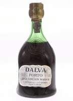 Lote 489 - PORTO DALVA 1952 - Garrafa de Vinho do Porto, 1952, engarrafado em 1979, Golden White, C. da Silva Vinhos, (750ml). Nota: garrafa idêntica à venda por € 270. Consultar valor indicativo em https://t.ly/-TsPE