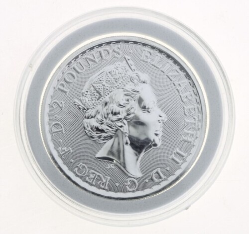 Lote 28 - GRÃ-BRETANHA, MOEDA 2 LIBRAS "BRITANIA" EM PRATA PROOF 999, ANO 2019 - Moeda de Elizabeth II de 2 Pounds 1 Ounce pure Silver 999 Britannia. Peso: 32,54 g (1.04 onça). Dim: 40 mm (diâmetro). Nota: apresentada em alvéolo próprio. Sem classificação