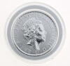 Lote 28 - GRÃ-BRETANHA, MOEDA 2 LIBRAS "BRITANIA" EM PRATA PROOF 999, ANO 2019 - Moeda de Elizabeth II de 2 Pounds 1 Ounce pure Silver 999 Britannia. Peso: 32,54 g (1.04 onça). Dim: 40 mm (diâmetro). Nota: apresentada em alvéolo próprio. Sem classificação - 4